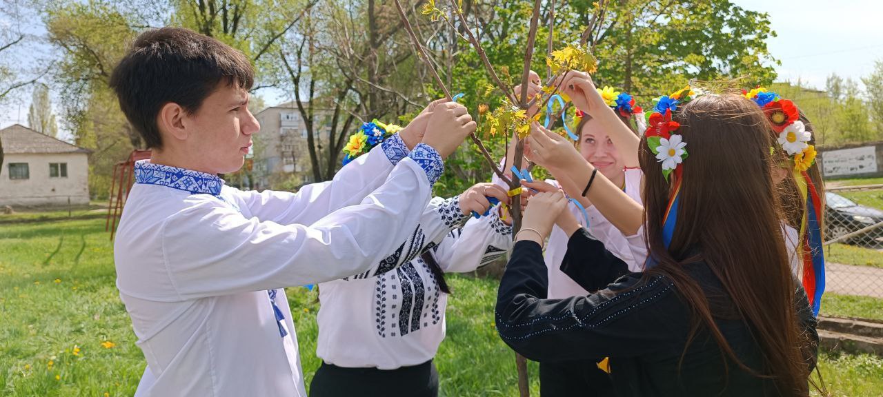 Для будущих поколений: молодежь Каменского района высадила почти тысячу деревьев