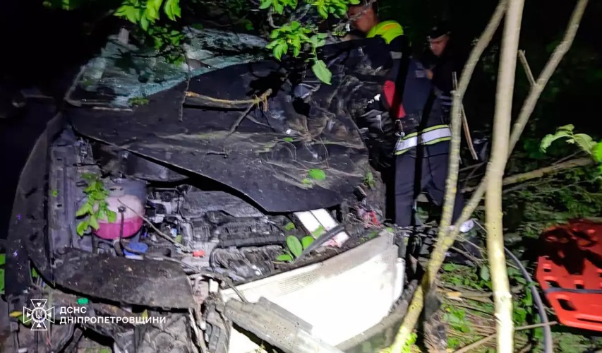 Под Каменским спасатели доставали травмированного водителя из разбитого автомобиля