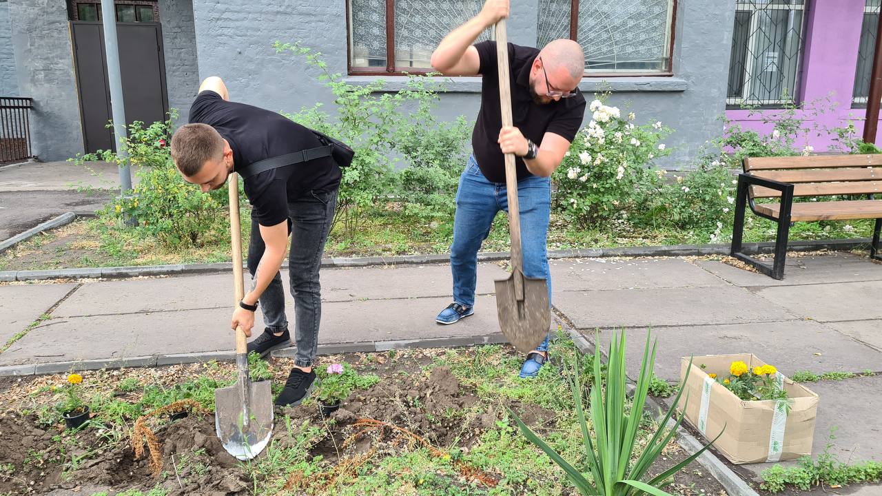 В Каменском активисты приняли участие в озеленении «Волонтерского центра»