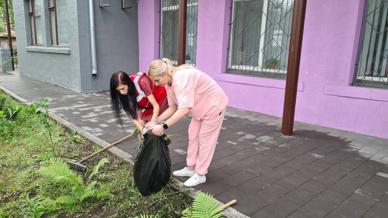У Кам’янському активісти долучилися до озеленення «Волонтерського центру»