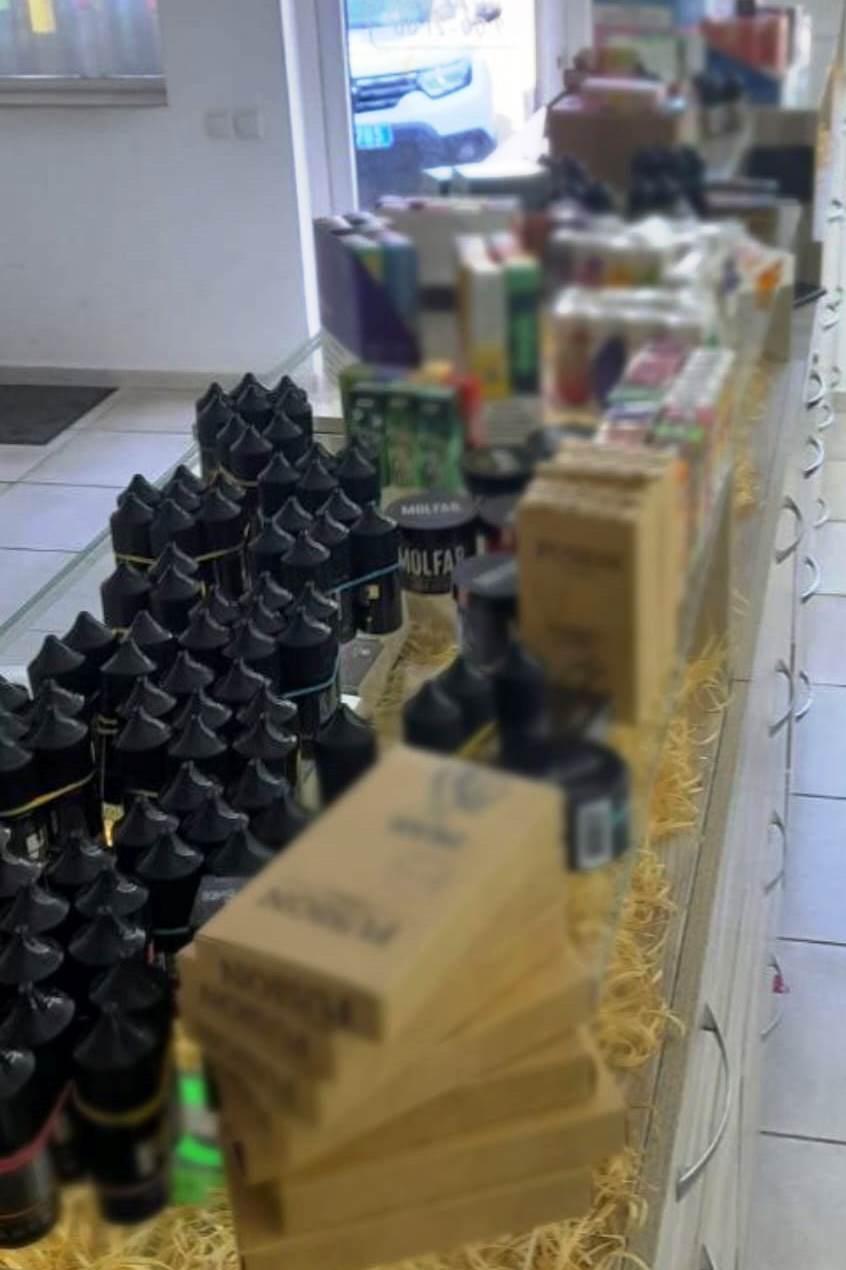 У Кам’янському районі поліцейські вилучили алкоголь і тютюн на понад 220 тисяч гривень / Фото: Кам’янське районне управління поліції