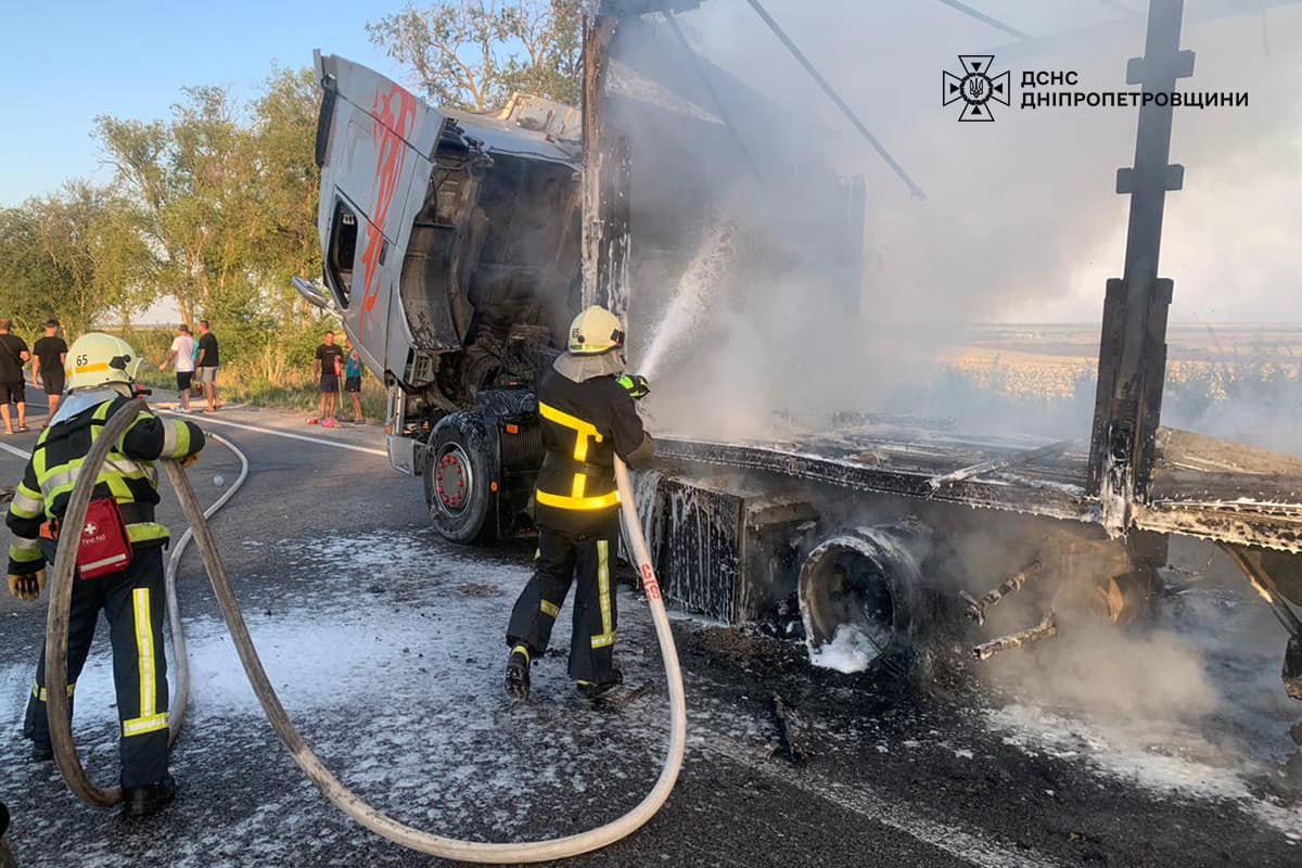 На автодороге в Каменском районе загорелся грузовой автомобиль / Фото: Главное управление ГСЧС Украины в Днепропетровской области