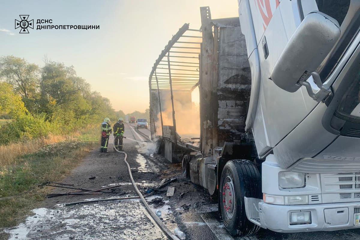 На автодороге в Каменском районе загорелся грузовой автомобиль / Фото: Главное управление ГСЧС Украины в Днепропетровской области