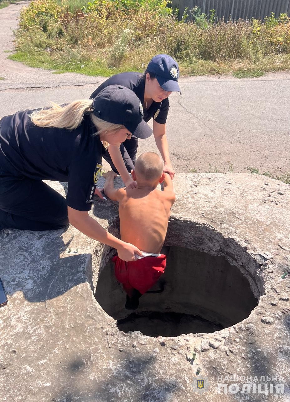 В Каменском районе полицейские помогли ребенку выбраться из колодца / Фото: Главное управление Национальной полиции в Днепропетровской области