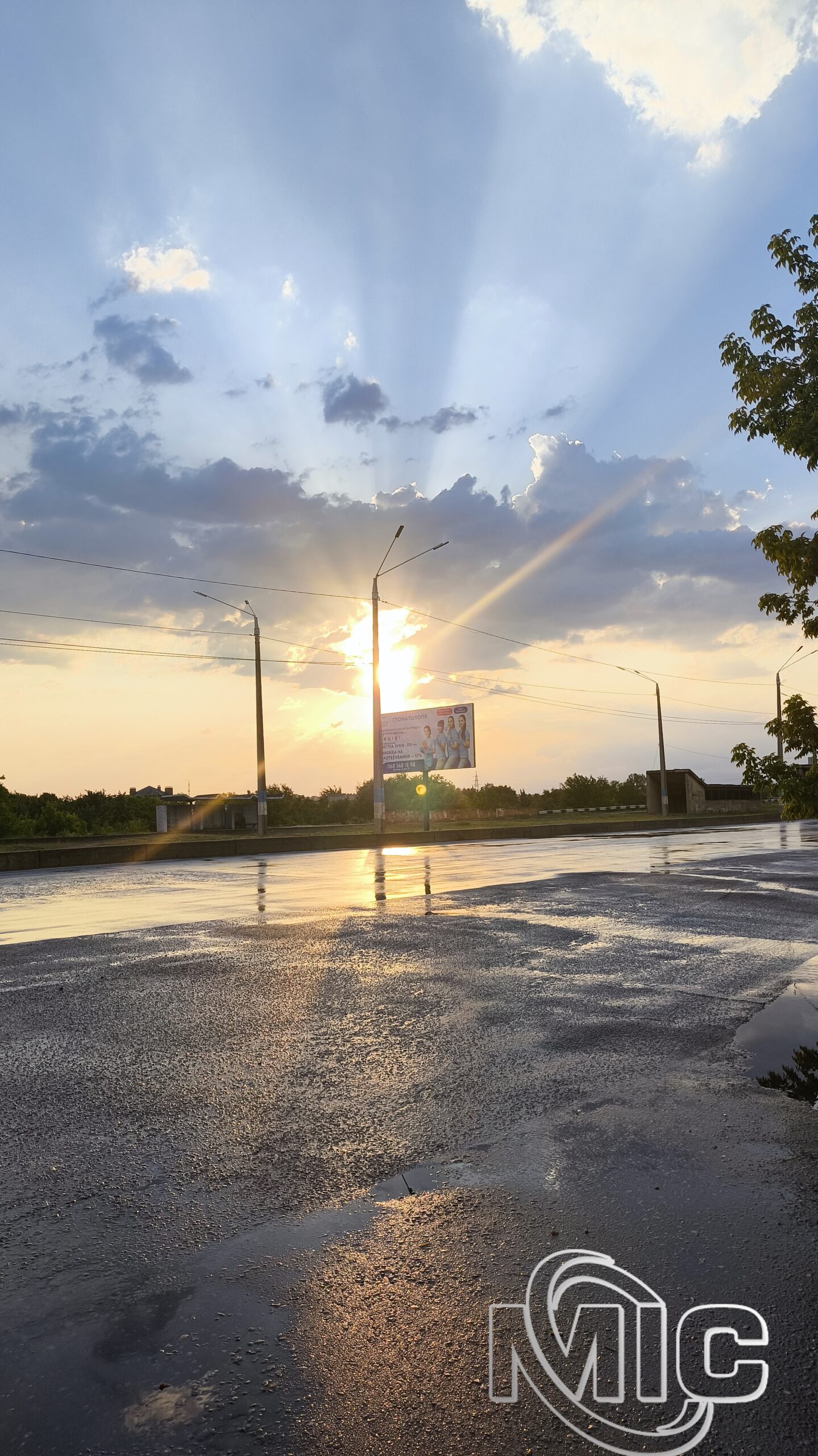 «Здається, зараз піде дощ»: хмарне місто і непогода (фоторепортаж)