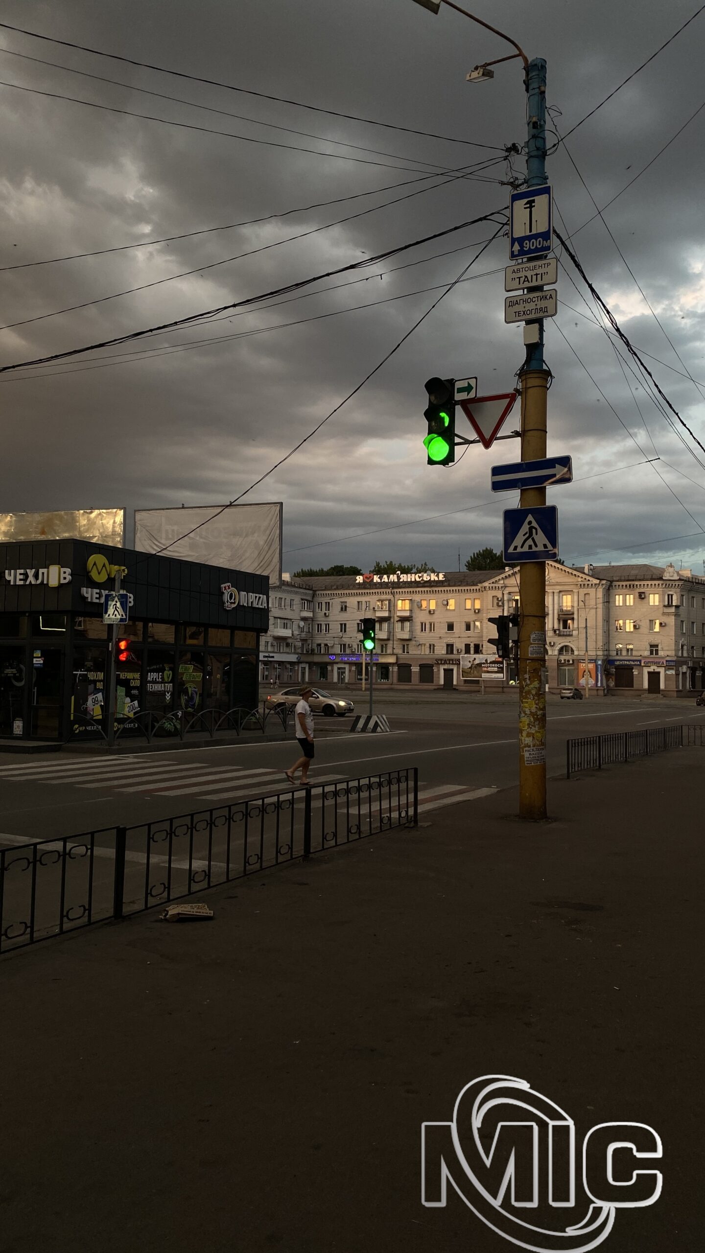 «Здається, зараз піде дощ»: хмарне місто і непогода (фоторепортаж)