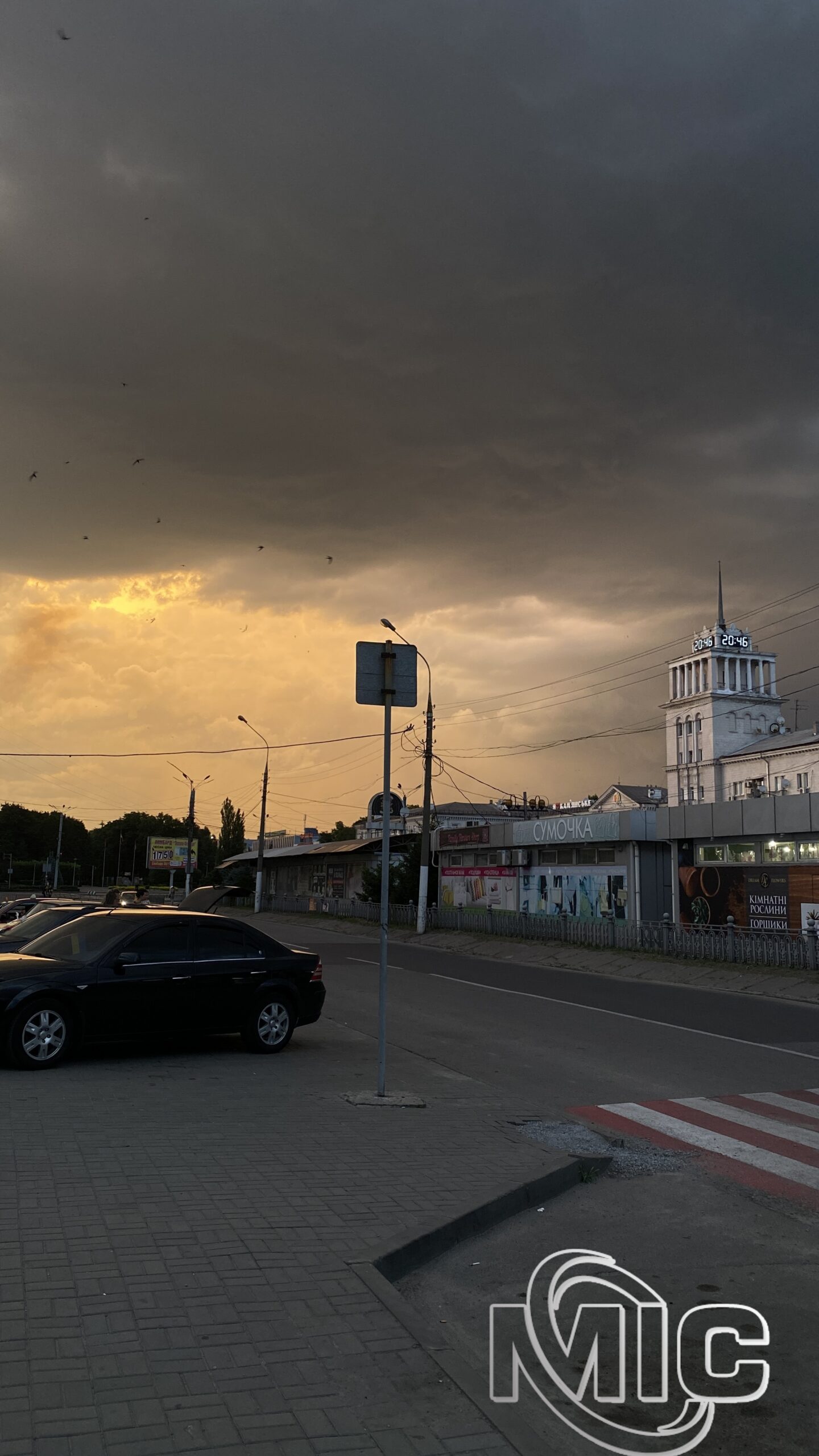 «Здається, зараз піде дощ»: хмарне місто і непогода (фоторепортаж)