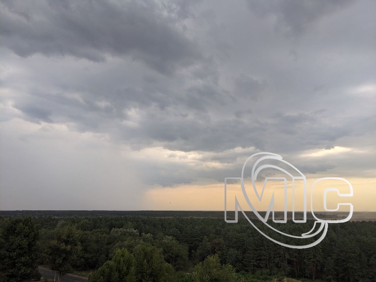 «Здається, зараз піде дощ»: хмарне місто і непогода (фоторепортаж)