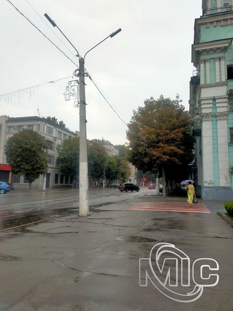 «Здається, зараз піде дощ»: хмарне місто і непогода (фоторепортаж)