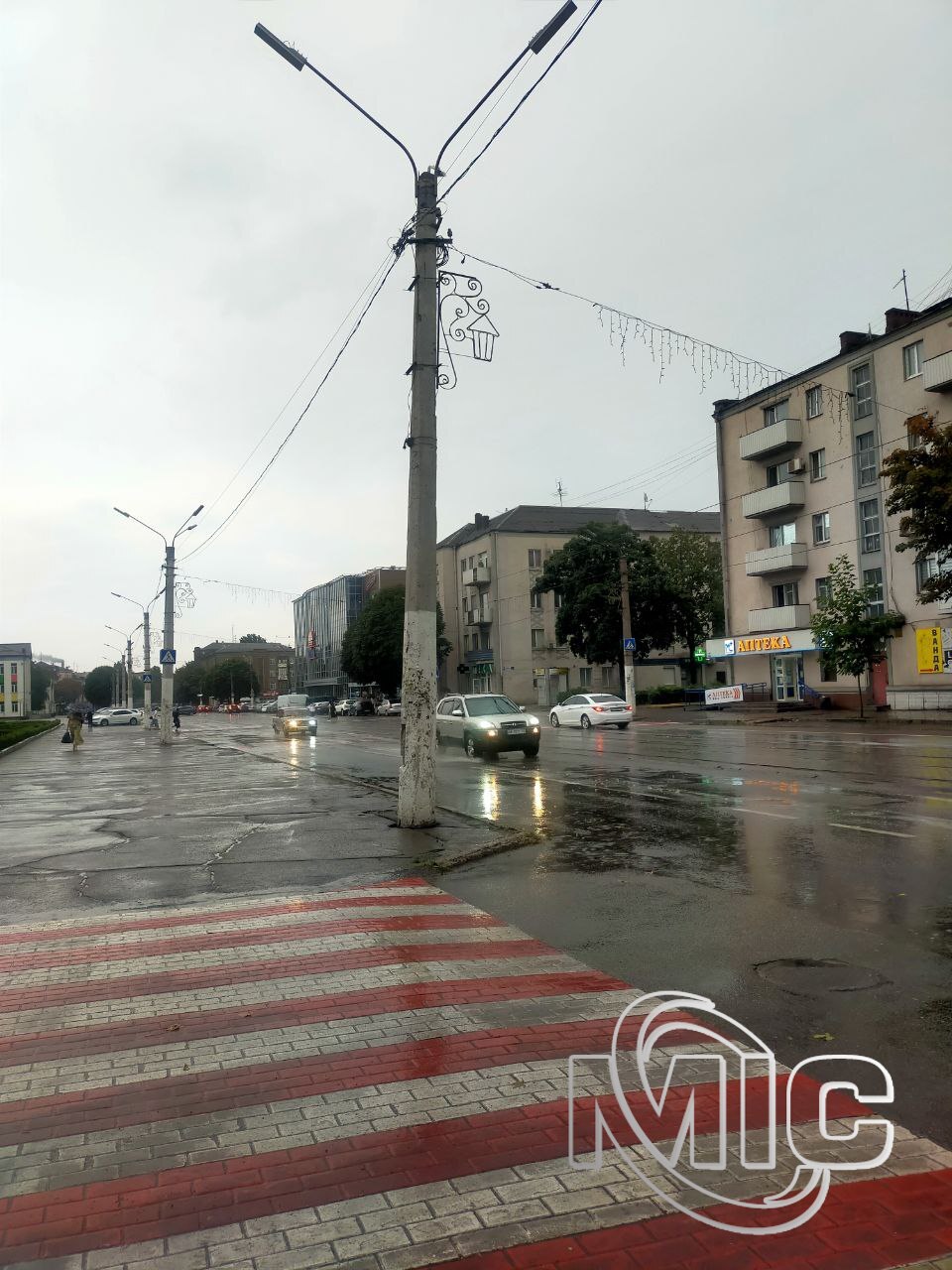 «Здається, зараз піде дощ»: хмарне місто і непогода (фоторепортаж)