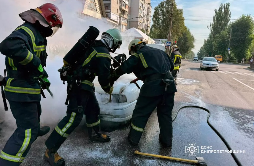 В Каменском во время движения загорелся легковой автомобиль / Фото: Главное Управление ГСЧС Украины в Днепропетровской области