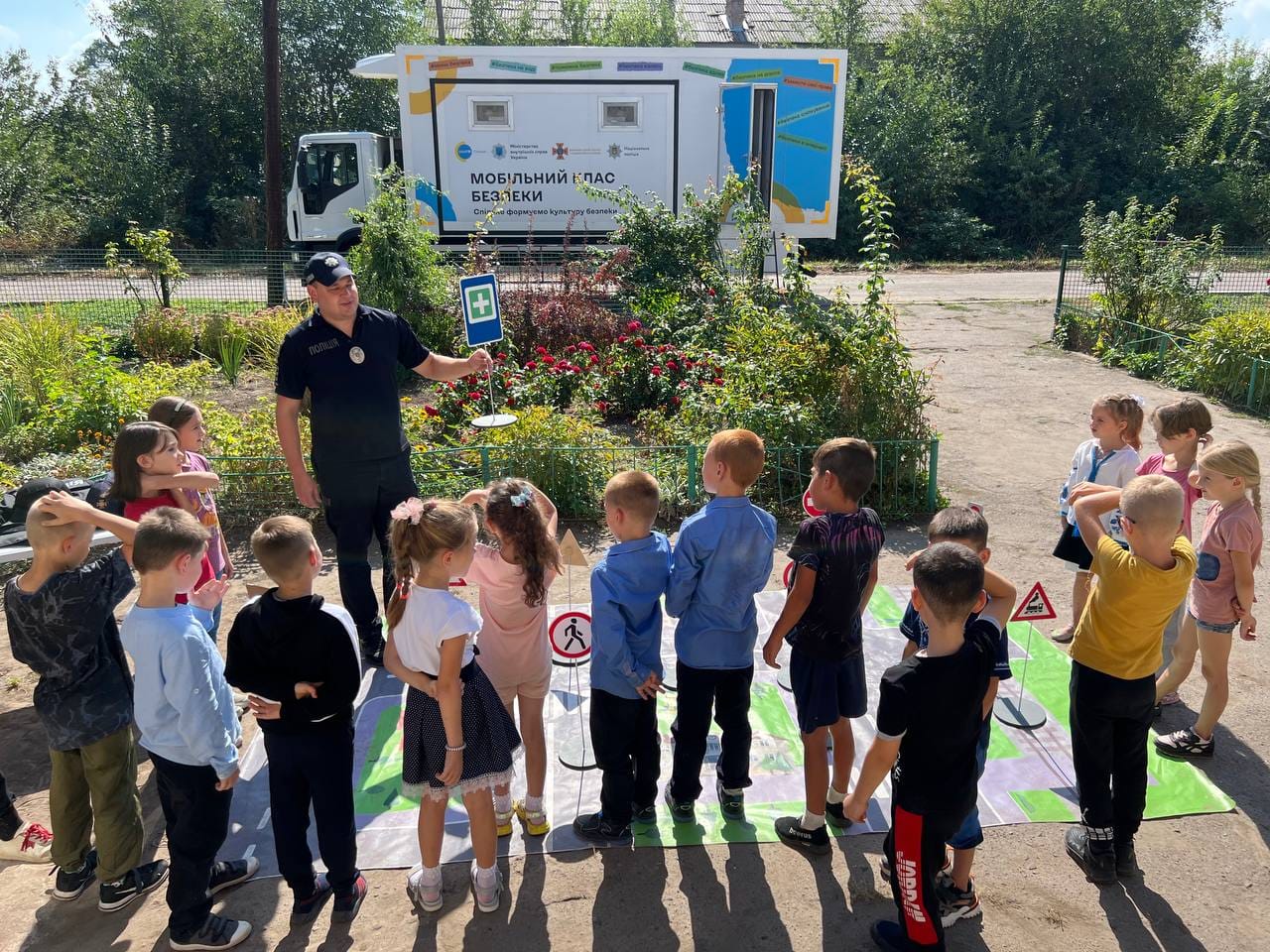 Мобільний клас безпеки продовжує мандрувати Кам’янським районом / Фото: Кам’янське районне управління поліції