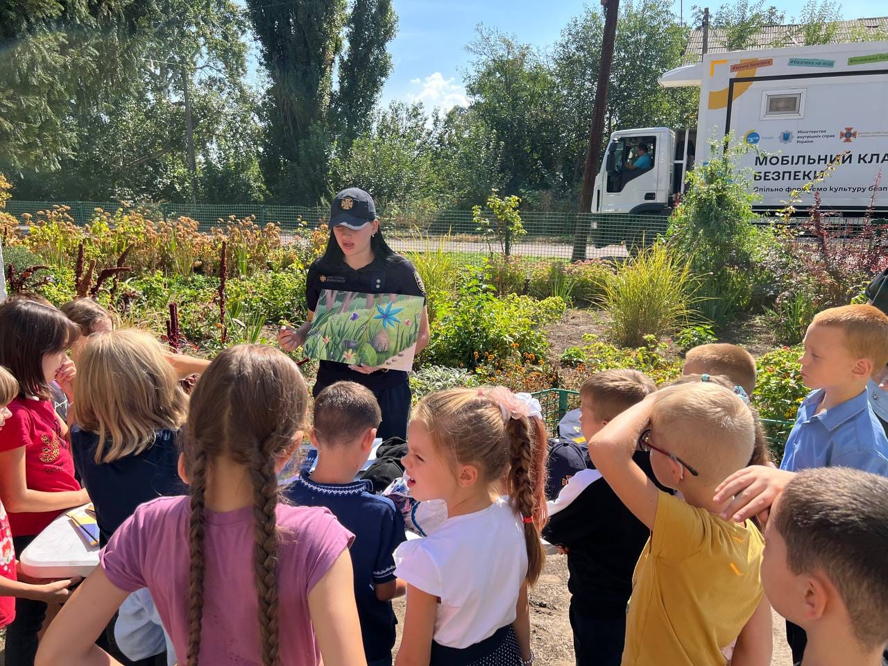 Мобільний клас безпеки продовжує мандрувати Кам’янським районом / Фото: Кам’янське районне управління поліції