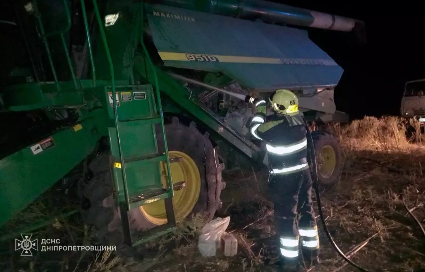 В Каменском районе горели автомобиль и комбайн / Фото: Главное управление ГСЧС Украины в Днепропетровской области