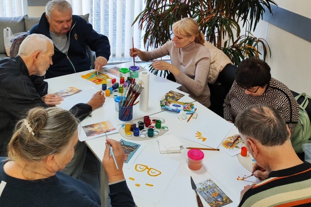 "Лечимся искусством": в Каменском проводят особые занятия по рисованию / Фото: Библиотека на Шевченко