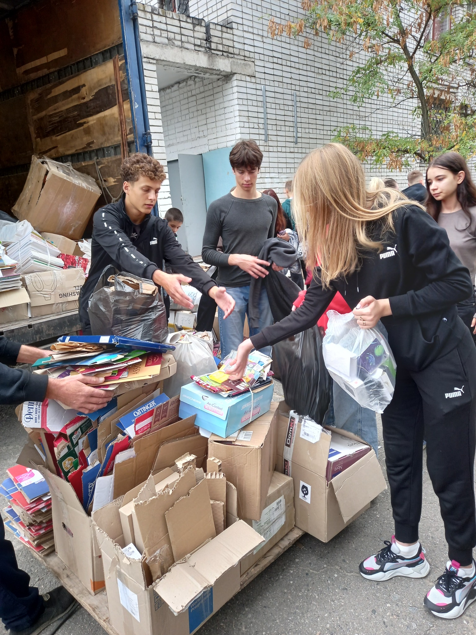 Ученики каменского лицея собрали более 4 тонн макулатуры / Фото: Освітяни Кам’янського