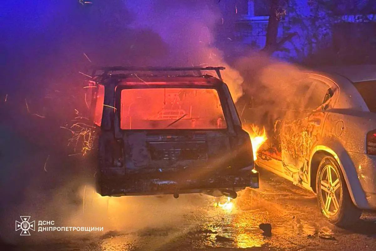 Ночью в Каменском спасатели погасили горящие автомобили / Фото: ГСЧС