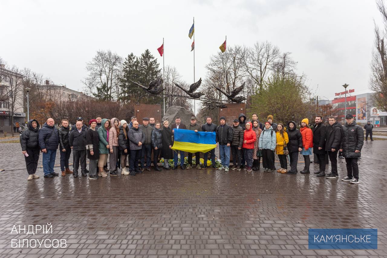 В День Достоинства и Свободы в Каменском возложили цветы к памятному знаку на Майдане Героев / Фото: Андрей Белоусов