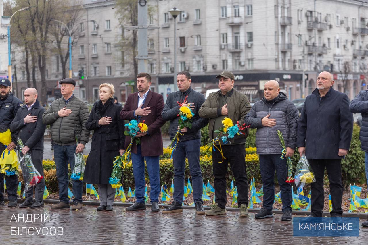 В День Достоинства и Свободы в Каменском возложили цветы к памятному знаку на Майдане Героев / Фото: Андрей Белоусов