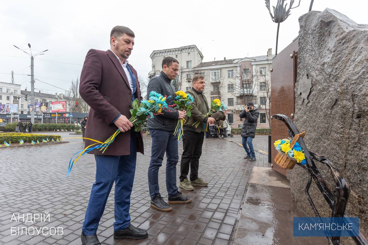 В День Достоинства и Свободы в Каменском возложили цветы к памятному знаку на Майдане Героев / Фото: Андрей Белоусов