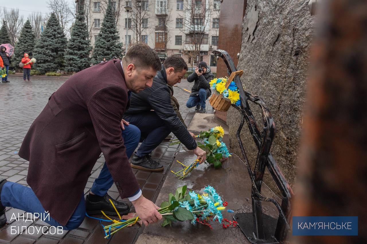 В День Достоинства и Свободы в Каменском возложили цветы к памятному знаку на Майдане Героев / Фото: Андрей Белоусов