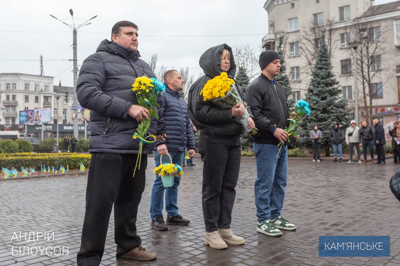 В День Достоинства и Свободы в Каменском возложили цветы к памятному знаку на Майдане Героев / Фото: Андрей Белоусов