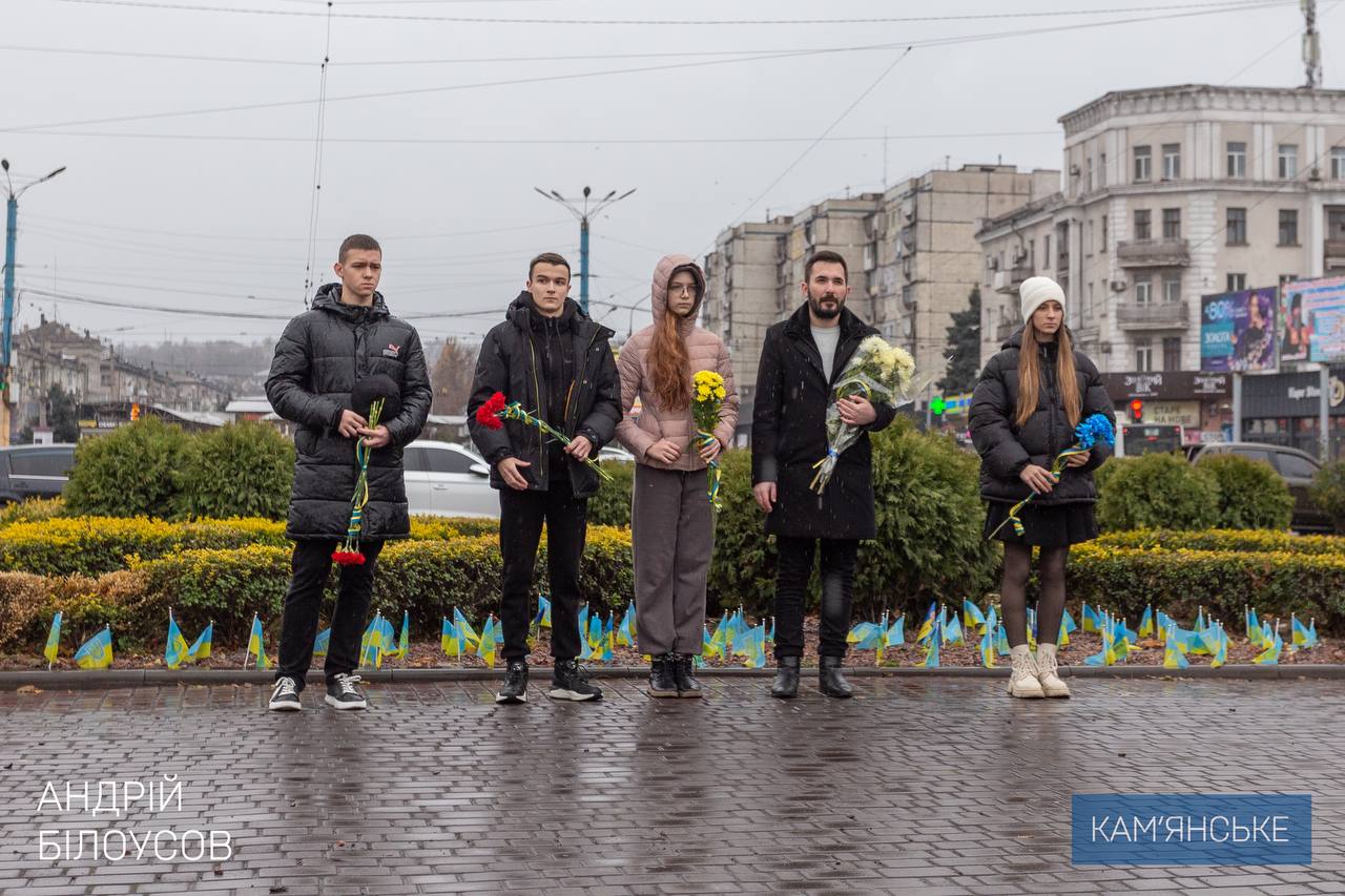 В День Достоинства и Свободы в Каменском возложили цветы к памятному знаку на Майдане Героев / Фото: Андрей Белоусов