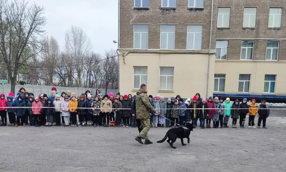 У Кам’янському поліцейські познайомили дітей з чотирилапою помічницею / Фото: Кам’янське районне управління поліції