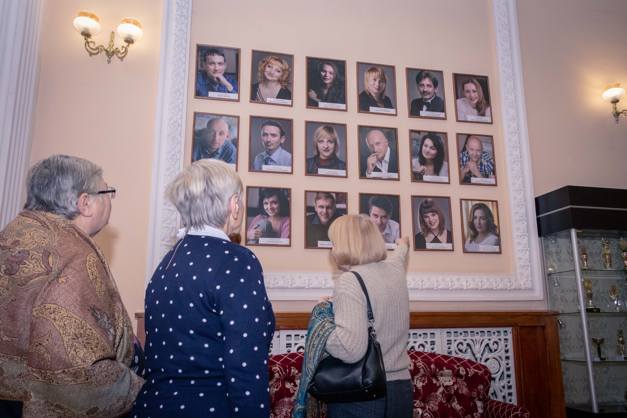 В Каменском ветеранов сцены поздравляли с новогодними праздниками / Фото: Театр имени Леси Украинки