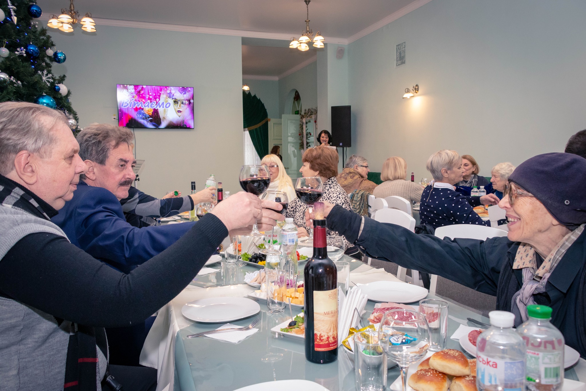 В Каменском ветеранов сцены поздравляли с новогодними праздниками / Фото: Театр имени Леси Украинки