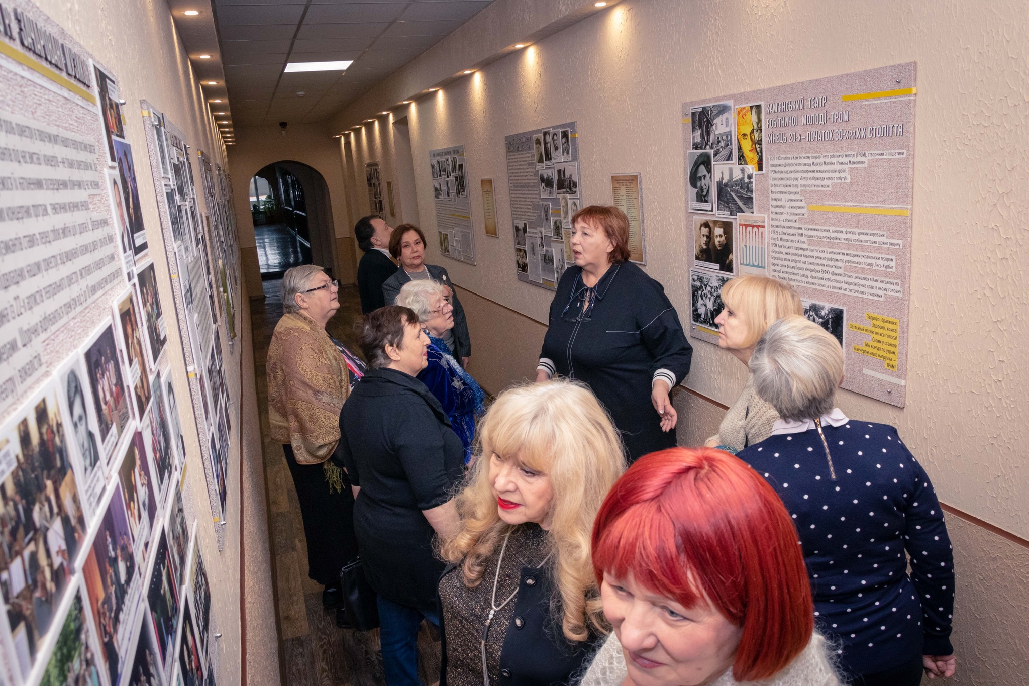 В Каменском ветеранов сцены поздравляли с новогодними праздниками / Фото: Театр имени Леси Украинки