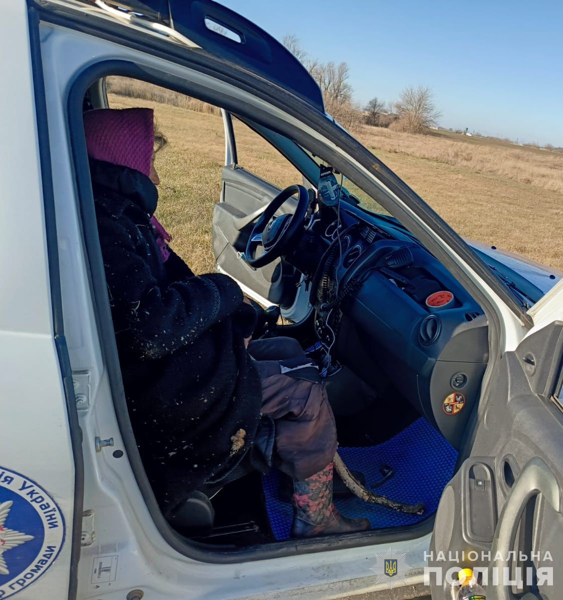 На Днепропетровщине полицейский нашел пожилую женщину, которая потерялась и блуждала почти двое суток / Фото: полиция Днепропетровской области