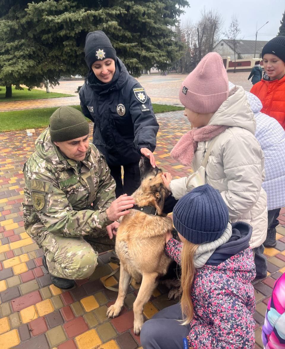 У Кам’янському районі для правоохоронців провели заняття з каністерапії / Фото: Кам’янська районна військова адміністрація