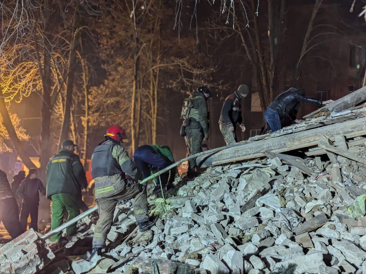 У Кривому Розі завершено пошуково-рятувальну операцію після ракетного удару / Фото: Дніпропетровська ОВА