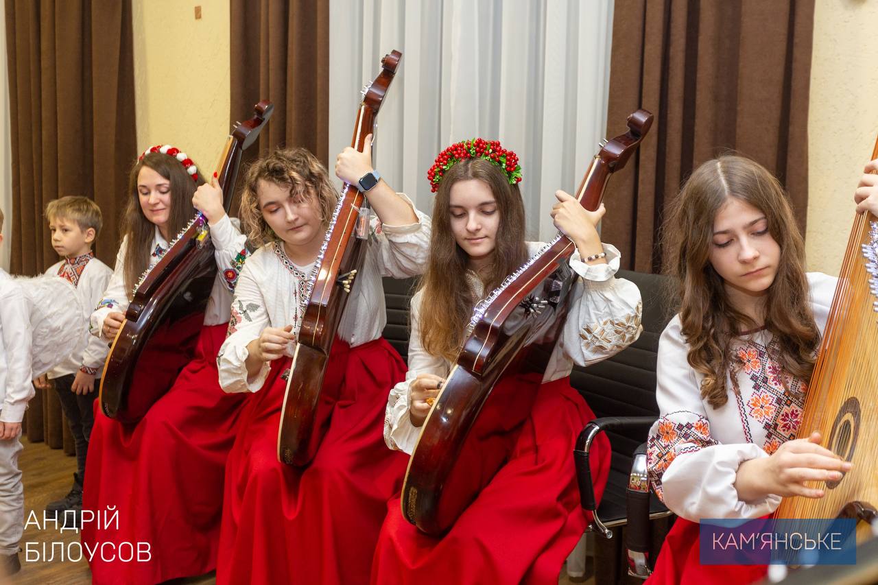 До Кам’янської міської ради завітали колядники та бандуристи / Фото: Андрій Білоусов