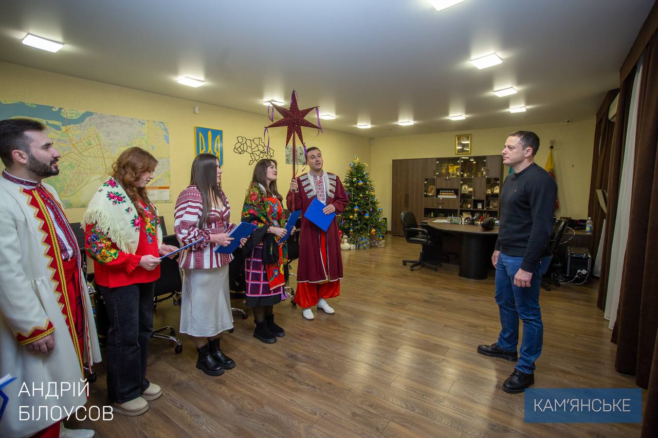 До Кам’янської міської ради завітали колядники та бандуристи / Фото: Андрій Білоусов