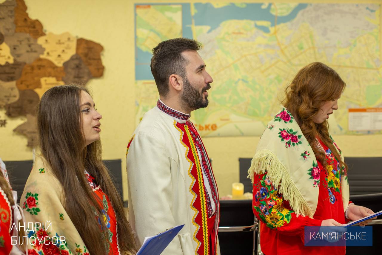 До Кам’янської міської ради завітали колядники та бандуристи / Фото: Андрій Білоусов