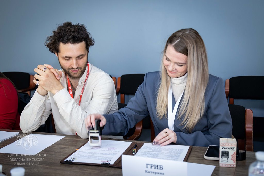 Днепропетровщина подписала меморандум с французским благотворительным фондом / Фото: Днепропетровская ОВА
