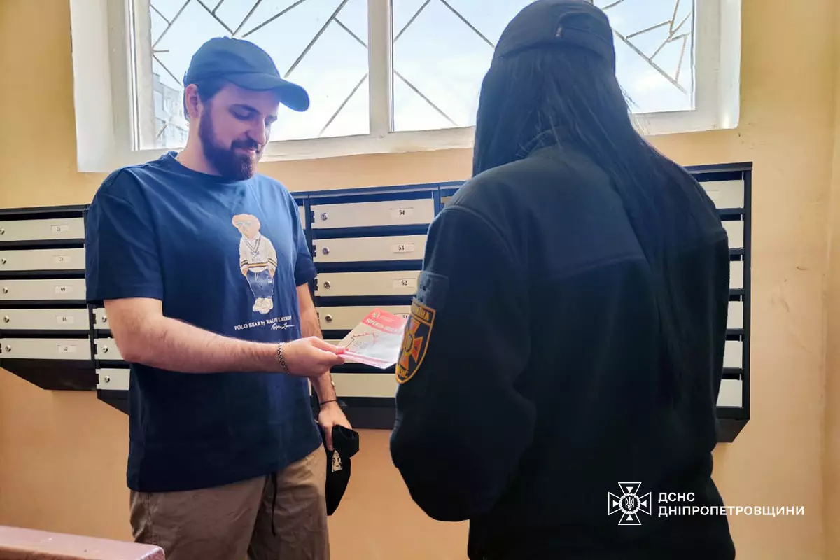 Каменские спасатели общались с жителями многоэтажек