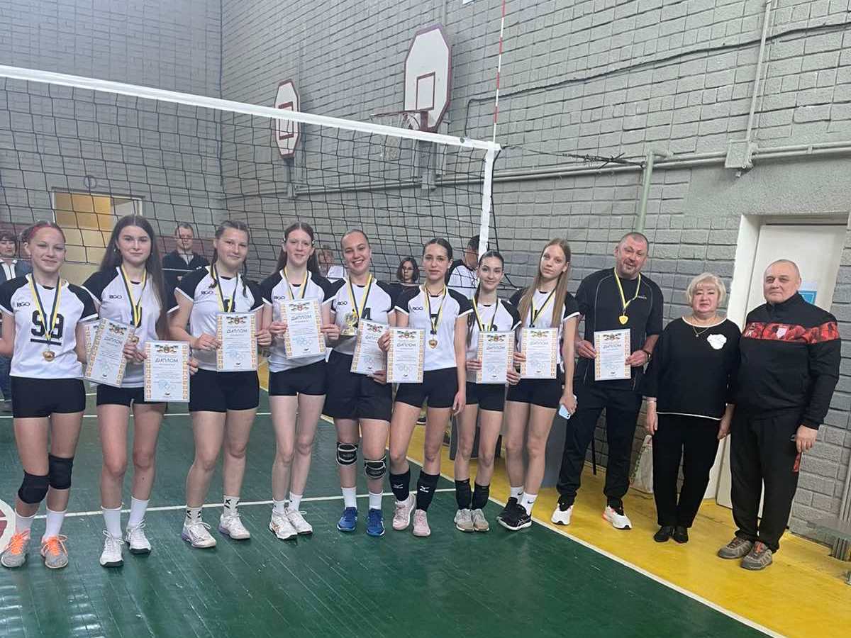 В Каменском наградили юных волейболисток / Фото: Освітяни Кам’янського
