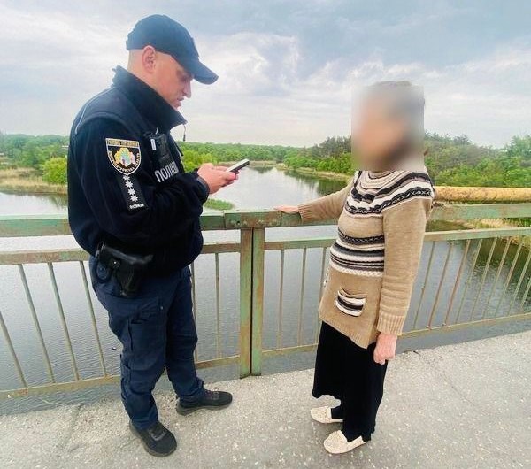 На Днепропетровщине полицейские спасли пожилую женщину, пытавшуюся уйти из жизни / Фото: полиция Днепропетровской области