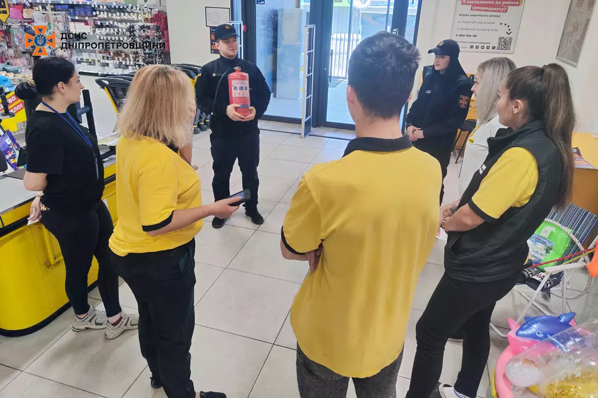 Каменские спасатели инструктировали персонал торгового центра