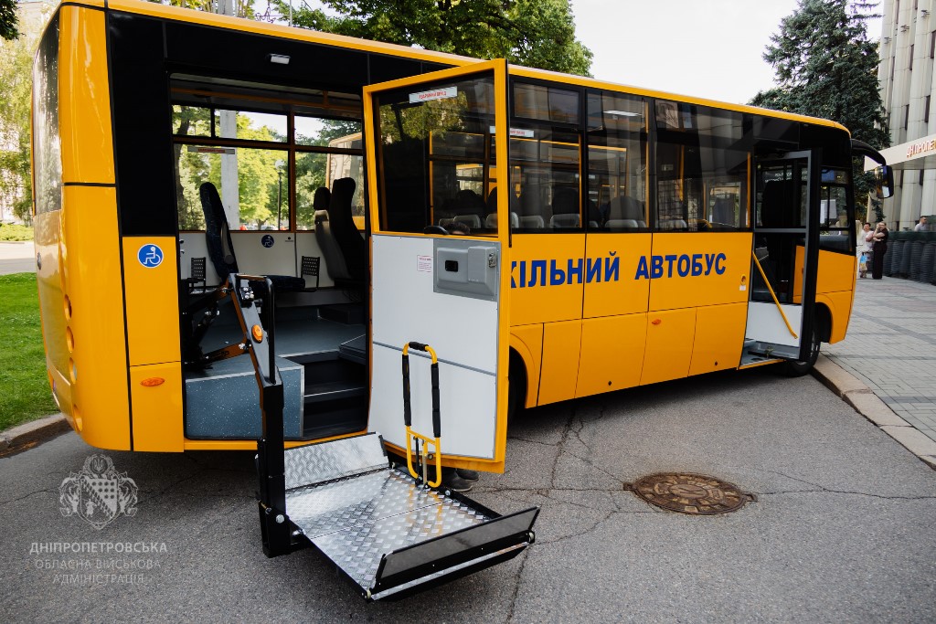 Громада в Каменском районе получила новый школьный автобус