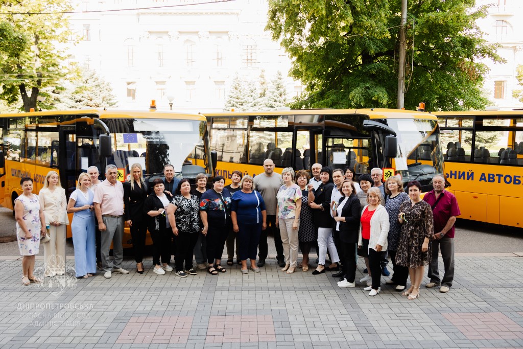 Громада в Каменском районе получила новый школьный автобус