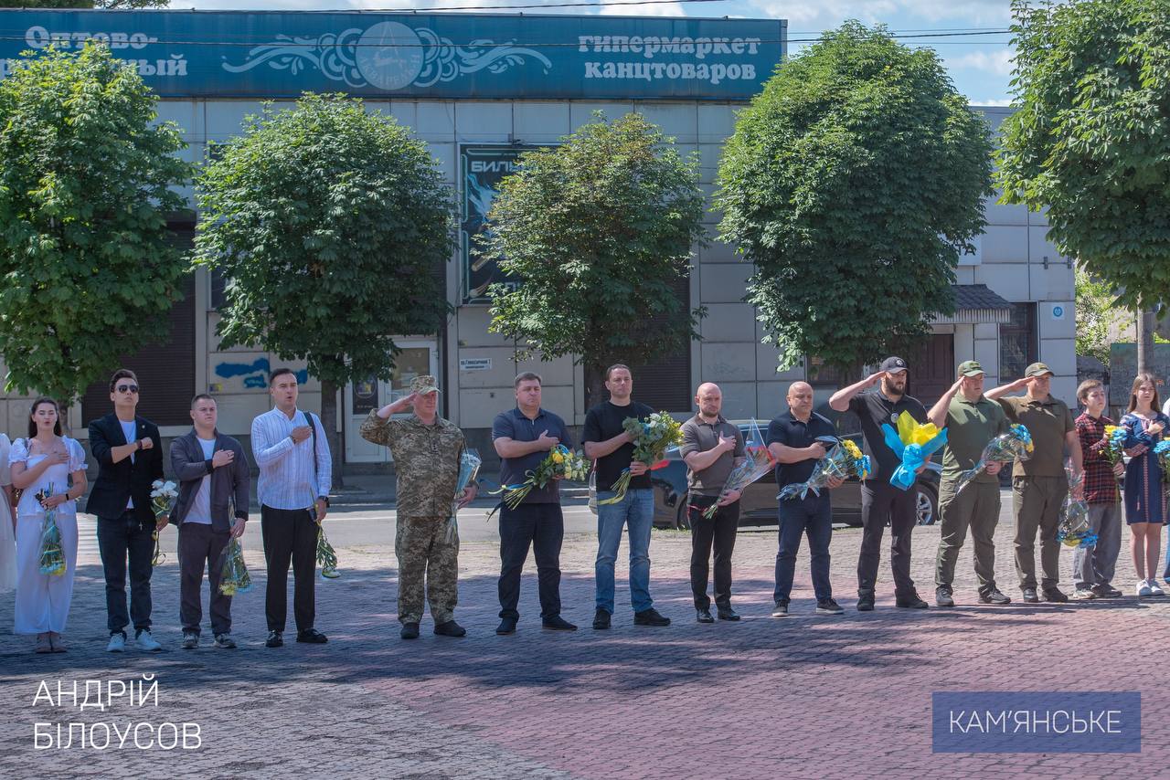 Ко Дню Конституции в Каменском возложили цветы у памятника Шевченко