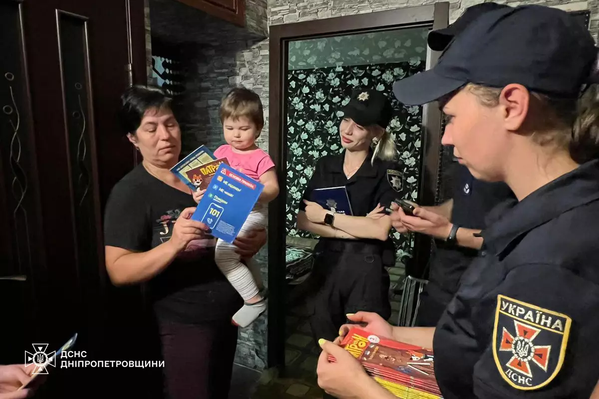 Каменские чрезвычайники провели совместную профилактическую работу в многодетных семьях