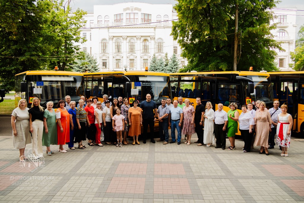 Громади області, зокрема Камʼянського району, отримали ще 10 інклюзивних автобусів