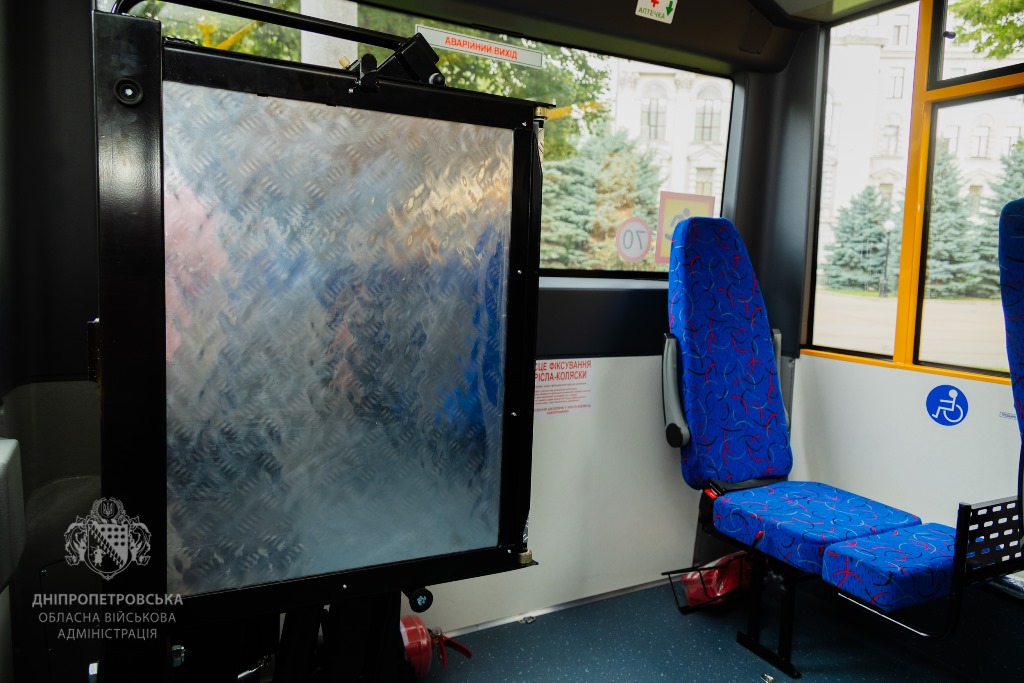 Громади області, зокрема Камʼянського району, отримали ще 10 інклюзивних автобусів