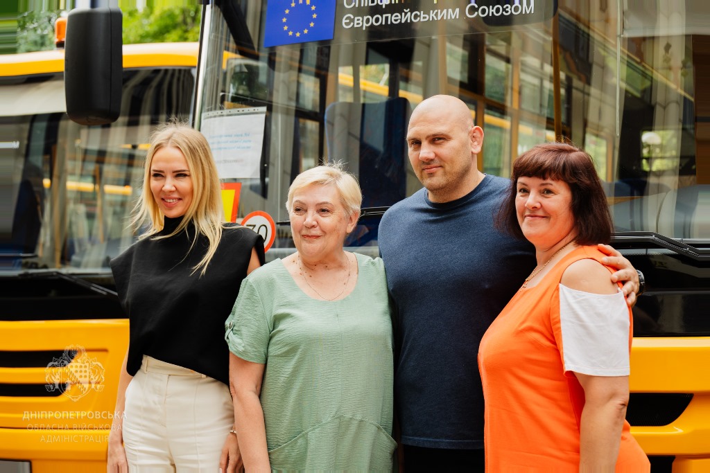 Громади області, зокрема Камʼянського району, отримали ще 10 інклюзивних автобусів