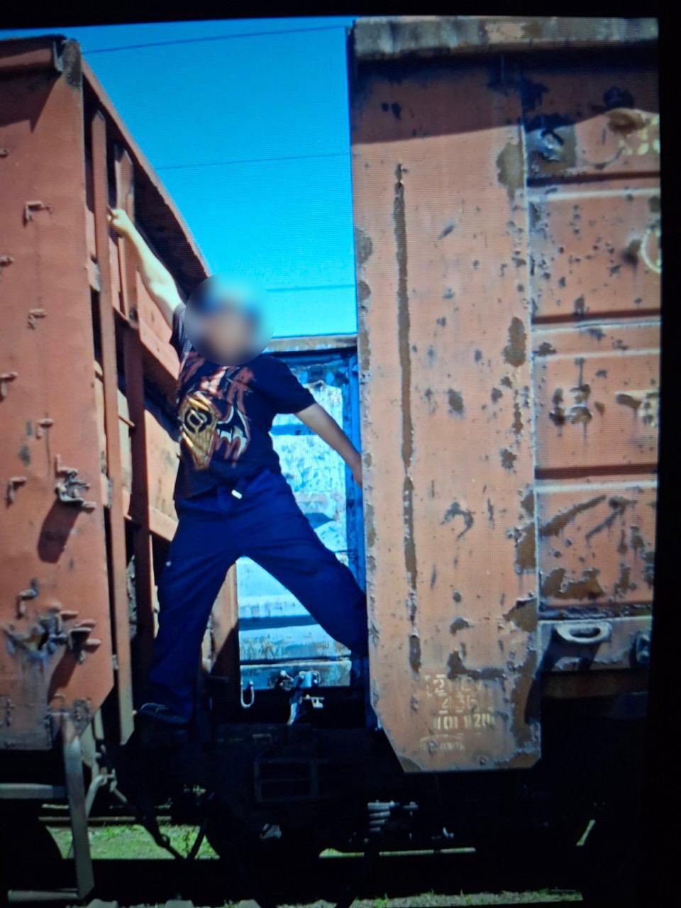 У Запоріжжі з вантажного поїзда зняли двох підлітків